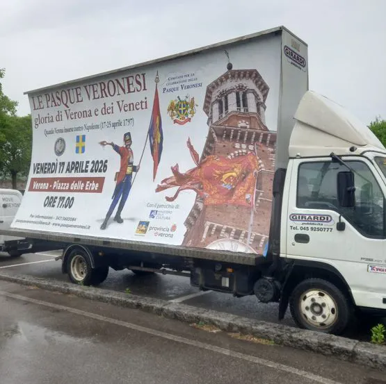 immagini Camion vela e pannelli luminosi delle Pasque Veronesi, della cerimonia commemorativa in Piazza delle Erbe, a Verona delle Pasque Veronesi.