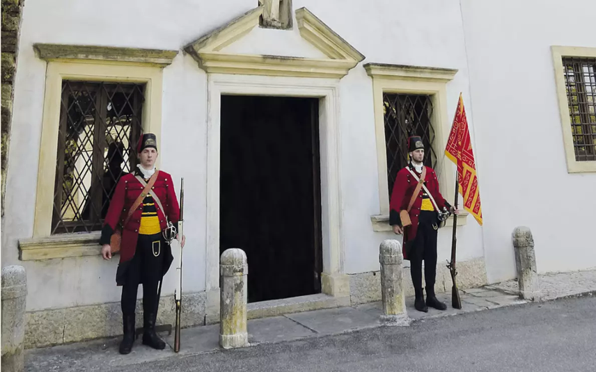 Militi storici in divisa veronese del ’700 in rievocazione davanti alla chiesa durante la commemorazione dei caduti delle Pasque Veronesi.