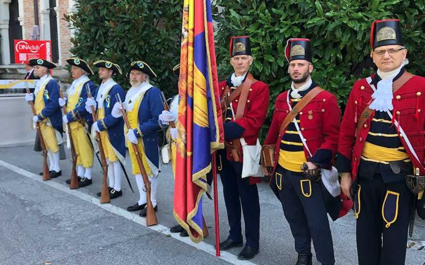 Cerimonia delle Pasque Veronesi 2025 in Piazza delle Erbe e celebrazione di San Marco a Villa Bertoldi, con rievocatori in uniformi storiche del Settecento e momenti commemorativi