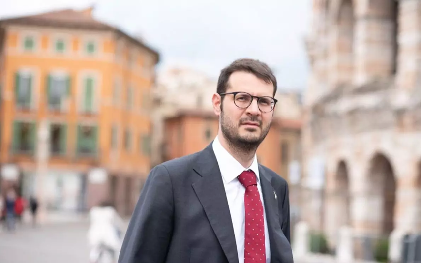L’onorevole Vito Comencini durante la polemica con l’amministrazione comunale di Verona sul mancato patrocinio alla commemorazione dei caduti delle Pasque Veronesi.