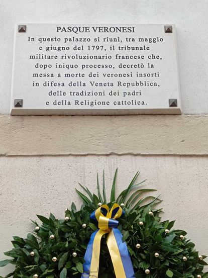 Targa commemorativa dei Martiri delle Pasque Veronesi affissa su un palazzo a Verona: «In questo palazzo si riunì, tra maggio e giugno del 1797, il tribunale militare rivoluzionario francese…»