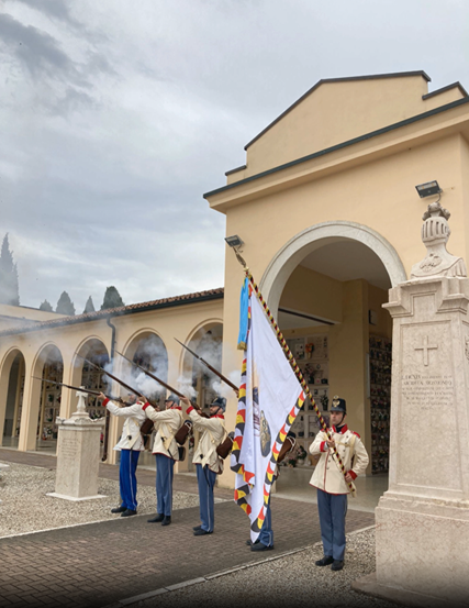 Rievocatori in uniforme imperiale a Verona durante la commemorazione dei caduti veronesi della battaglia di Santa Lucia del 1848, luogo segnato anche dalle stragi delle Pasque Veronesi.