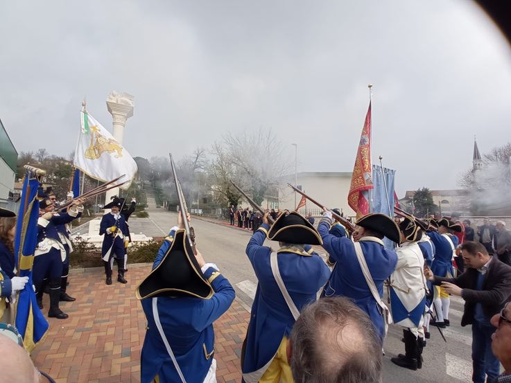 Inaugurazione della colonna con il leone marciano a Sossano (VI), con militi in uniforme settecentesca e spari a salve durante la cerimonia commemorativa.