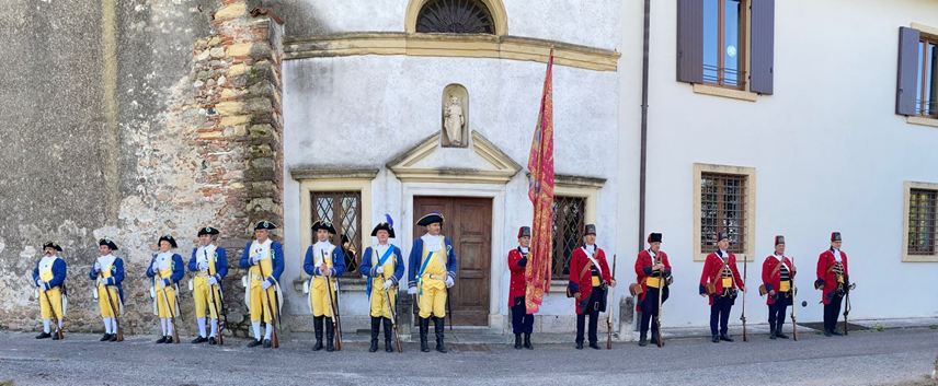 Santo Rosario recitato in latino in memoria dei caduti delle Pasque Veronesi, con militi storici in uniforme veneziana e veronese schierati davanti alla chiesa di Villa Bertoldi, a Pescantina Verona