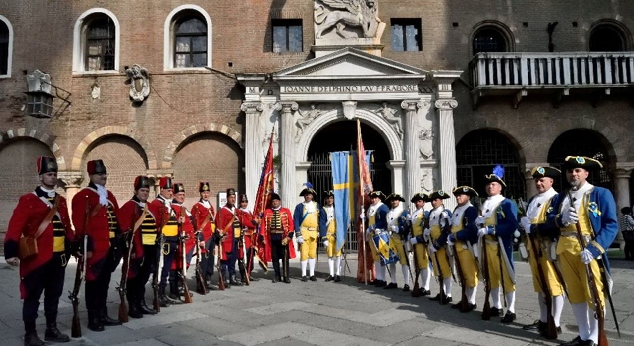 Militi storici in Piazza dei Signori, a Verona, nel 2018, al termine di una Rievocazione organizzata dal Comitato per la celebrazione delle Pasque Veronesi.